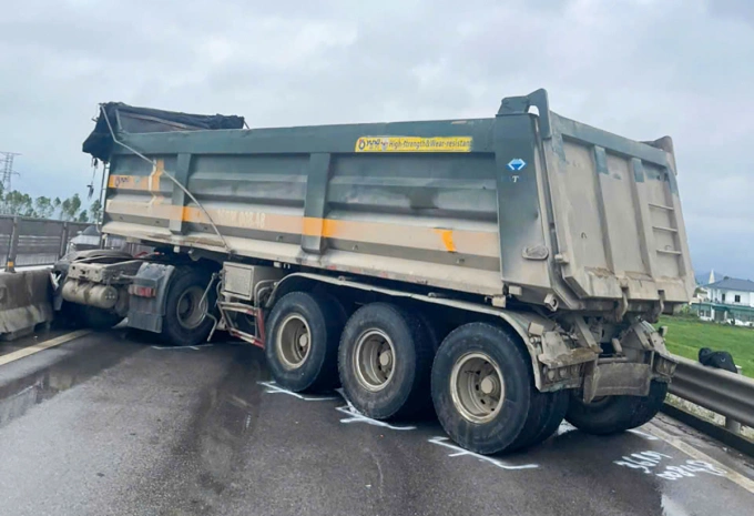 Xe tải biển Thanh Hóa chắn ngang cao tốc sau tai nạn. Ảnh: Hùng Lê