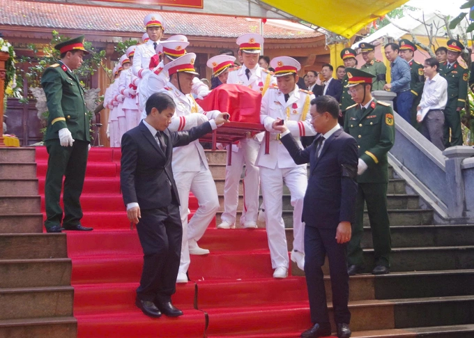 Các hài cốt liệt sĩ được đến nơi an táng. Ảnh: Xuân Hằng