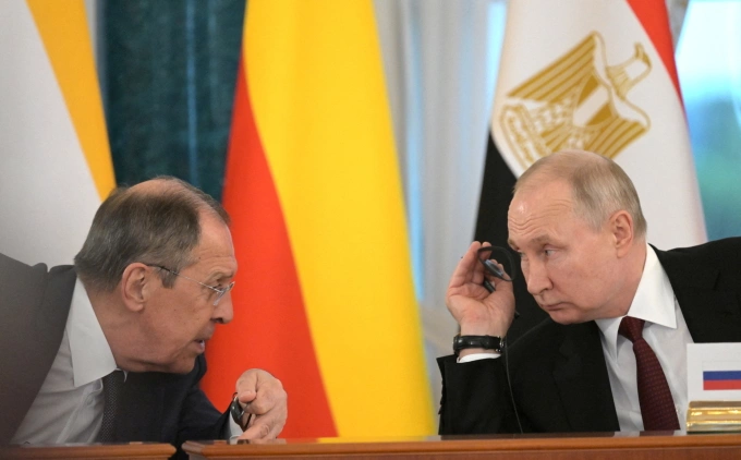 Tổng thống Nga Vladimir Putin (phải) và Ngoại trưởng Sergey Lavrov tại Saint Petersburg hồi tháng 6/2023. Ảnh: Reuters