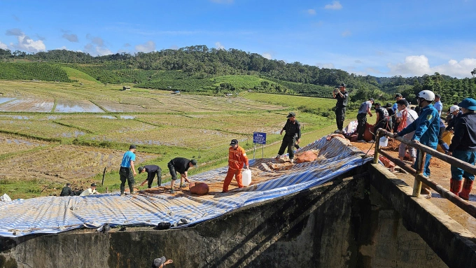 Hiện trường gia cố hồ vào sáng nay. Ảnh: Minh Bằng