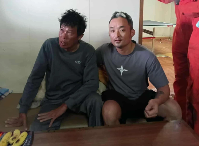 Ông Quang được chăm sóc trên tàu.