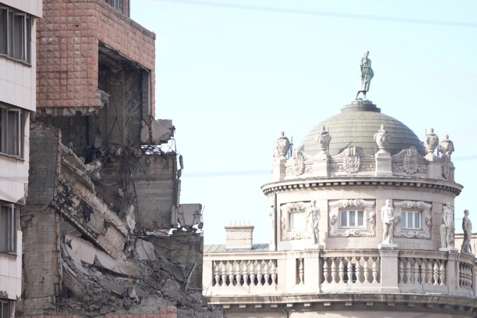 Một trụ sở cũ của quân đội Nam Tư (trái) bị phá hủy trong chiến dịch ném bom của NATO năm 1999, tại Belgrade, Serbia, ngày 4/11. Ảnh: AP