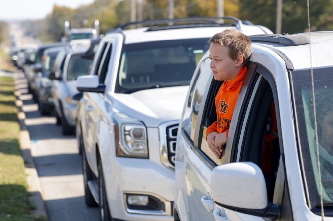 Ôtô xếp hàng chờ nhận thực phẩm hỗ trợ tại Tulsa, bang Oklahoma, ngày 6/11. Ảnh: iAP