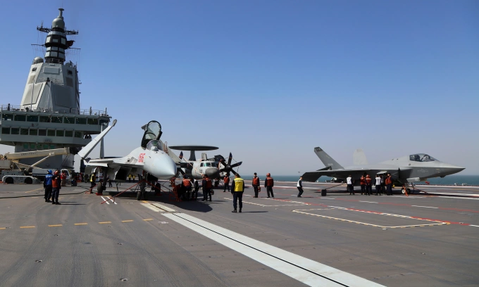 Dàn máy bay trên tàu sân bay Phúc Kiến hồi tháng 3. Ảnh: AP