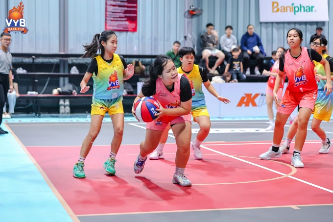 Pha tranh bóng mở màn trận đấu giữa THPT Marie Curie (Áo vàng) và THPT Nguyễn Thị Minh Khai. Ảnh: YVB