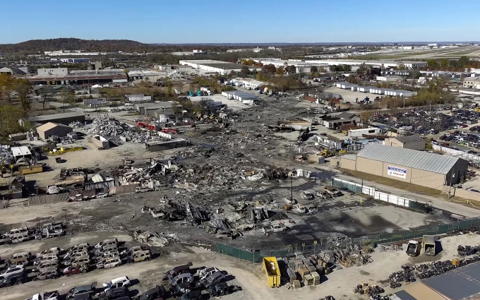 Hiện trường máy bay chở hàng của hãng UPS rơi và phát nổ tại thành phố Louisville, bang Kentucky hôm 4/11. Ảnh: NTSB