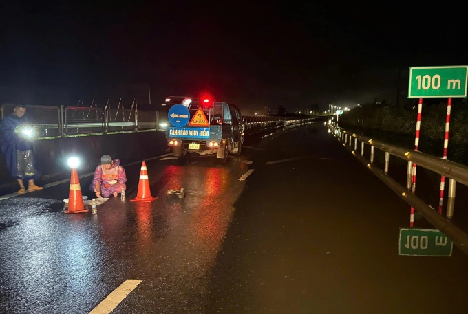 Khu vực ngập nước được đặt cảnh báo. Ảnh: Tuấn Tư