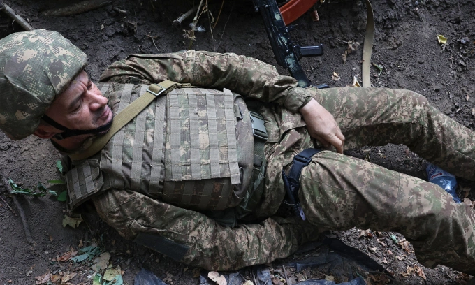 Binh sĩ Ukraine thực hành buộc garo trong diễn tập hồi tháng 7/2024. Ảnh: AFP