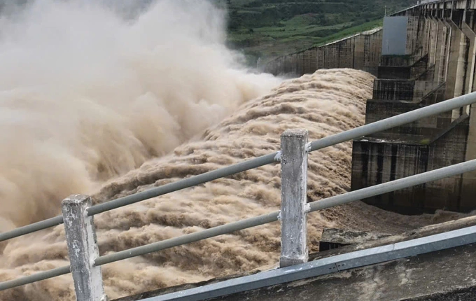 hủy điện Sông Ba Hạ, tỉnh Đăk Lăk xả tràn sáng 8/11. Ảnh: An Phương