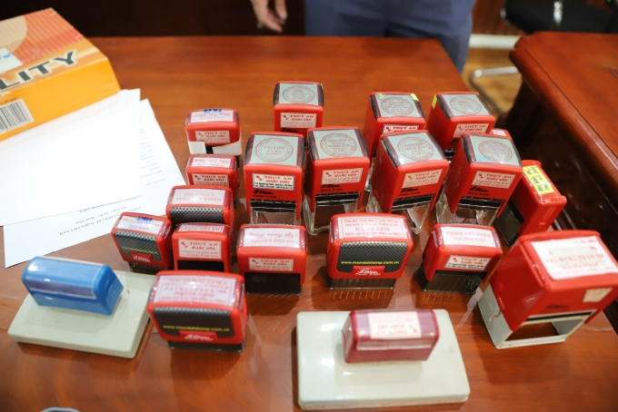 Nhiều con dấu bị thu giữ. Ảnh: Công an cung cấp