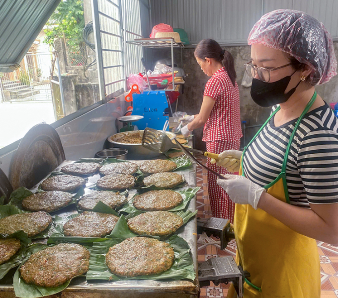Cả cua đồng được nướng trên lá chuối để giữ trọn vị béo ngậy, thơm nồng. Ảnh: Hậu Trần