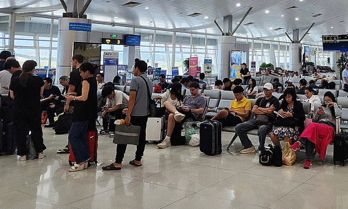 Hành khách chờ bay ở sân bay Phù Cát (Gia Lai) chiều 9/11. Ảnh: Đình Văn