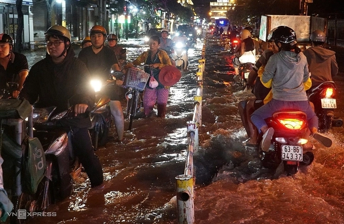 Đường Nguyễn Văn Khối (quận Gò Vấp cũ) ngập nặng cho đến tối 9/11. Ảnh: Giang Anh