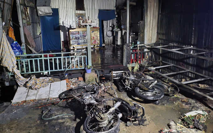 Một căn nhà dân bị dây điện cháy rớt trúng cháy lan. Ảnh: Nguyễn Khánh