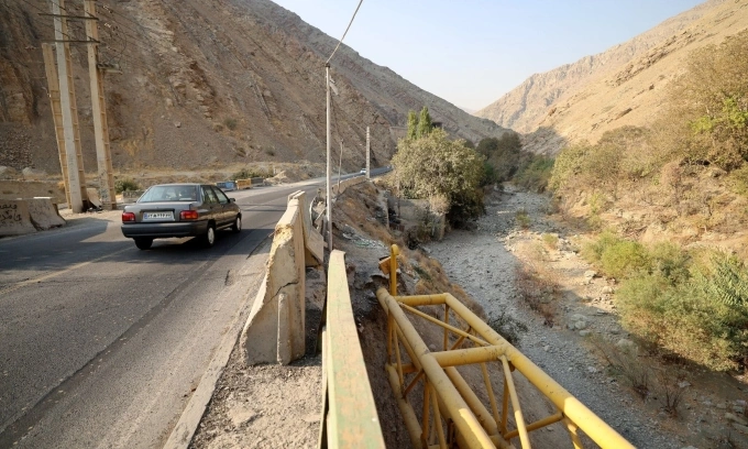 Lòng sông Kan cạn khô dọc theo một con đường phía tây Tehran, thủ đô Iran. Ảnh: AFP