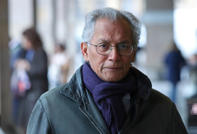 Chủ tịch đài BBC Samir Shah đến tòa nhà quốc hội Anh ở London hồi tháng 12/2023. Ảnh: Reuters