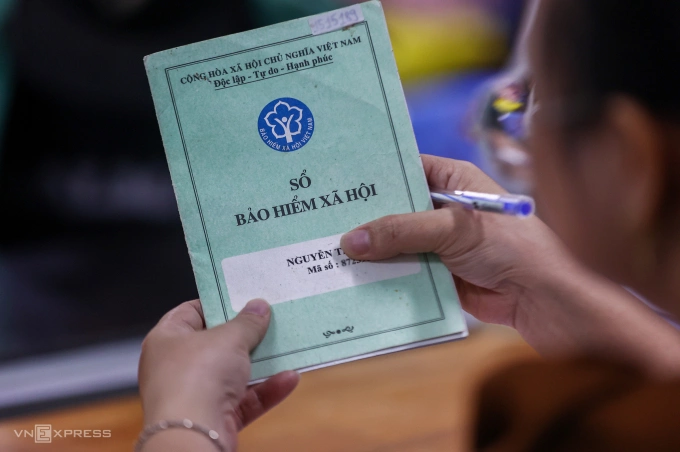 Người lao động nộp hồ sơ làm thủ tục hưởng trợ cấp thất nghiệp tại Trung tâm dịch vụ việc làm ở TP HCM, tháng 6/2025. Ảnh: Quỳnh Trần