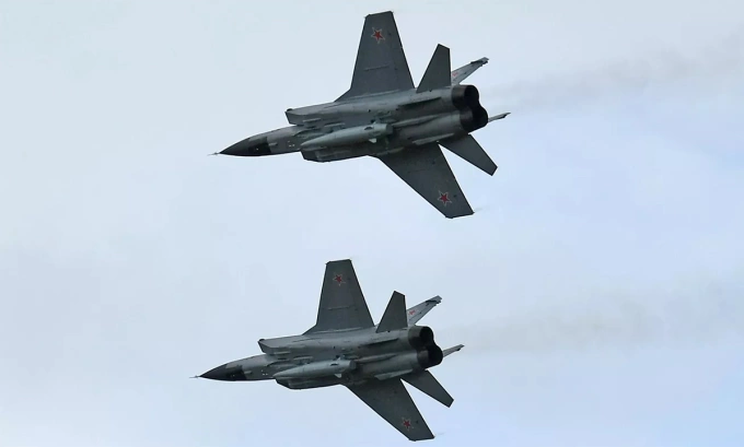 Tiêm kích MiG-31K Nga mang tên lửa siêu vượt âm Kinzhal bay qua khu vực gần thành phố Ryazan tháng 8/2019. Ảnh: BQP Nga