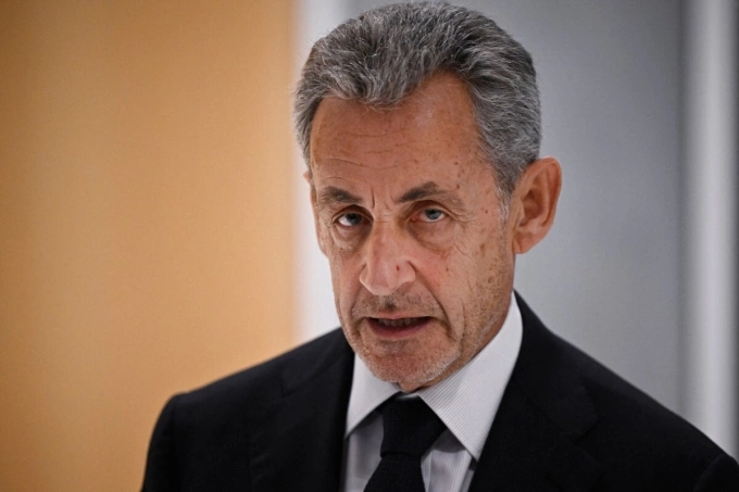 Cựu tổng thống Pháp Nicolas Sarkozy rời phiên tòa ở Paris hôm 25/9. Ảnh: AFP