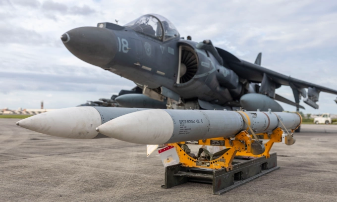 Tên lửa AIM-120 AMRAAM chuẩn bị được nạp vào chiến đấu cơ AV-8B Harrier II tại căn cứ ở Bắc Carolina, Mỹ hồi tháng 8. Ảnh: US Marine