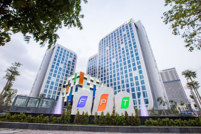 Một số nhân viên FPT đang thảo luận nhóm.