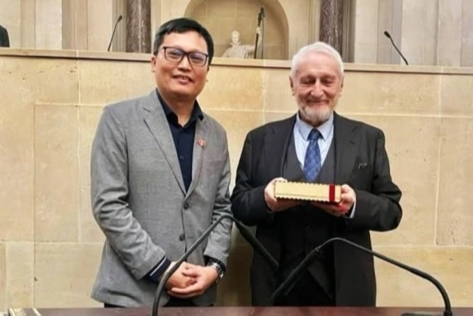 Phó giáo sư Nguyễn Tuấn Cường được Viện Hàn lâm Văn khắc và Mỹ văn - Pháp, bầu làm viện sĩ thông tấn nước ngoài. Ảnh: Đại sứ quán Pháp