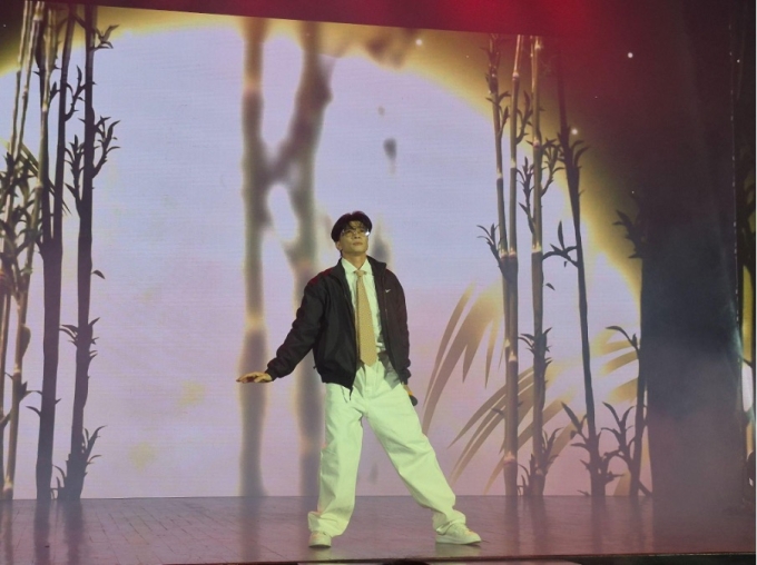 Ảnh chụp bẳng S25 FE trong một sân khấu ca nhạc vào ban đêm. Ảnh: Samsung