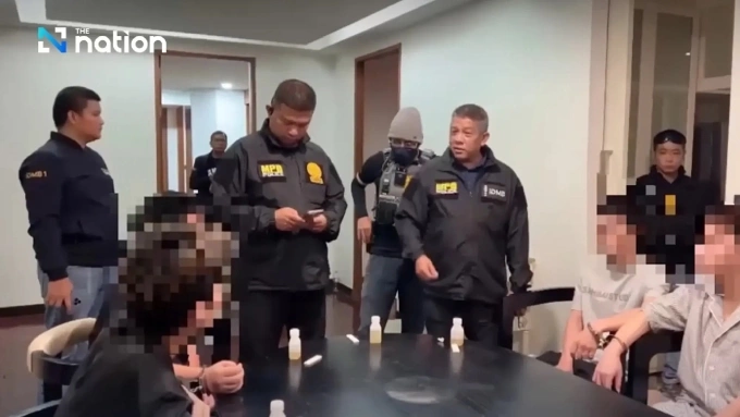 Cảnh sát Thái Lan đột kích bắt 4 nghi phạm lừa đảo trực tuyến chạy từ Campuchia sang hôm 9/11. Ảnh: Thai Nation