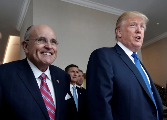 Ông Trump (phải) và ông Giuliani. Ảnh: Reuters