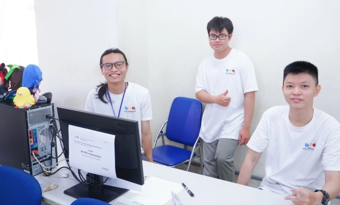 3 thành viên của đội HCMUS - AleaJactaEst trong cuộc thi ICPC Vietnam National 2025, ngày 9/11. Ảnh: BTC