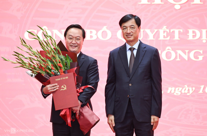 Bí thư Thành ủy Nguyễn Duy Ngọc tặng hoa chúc mừng ông Nguyễn Đức Trung. Ảnh: Giang Huy