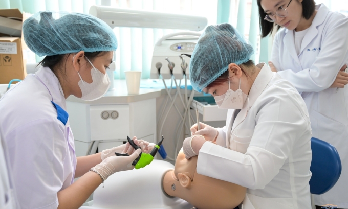 Sinh viên trường Đại học Y khoa Phạm Ngọc Thạch trong một buổi thực hành, tháng 3. Ảnh: DAF