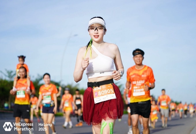 Runner Loan Barbie phối bra cùng chân váy thể thao khi chạy 21km. Ảnh: VnExpress Marathon