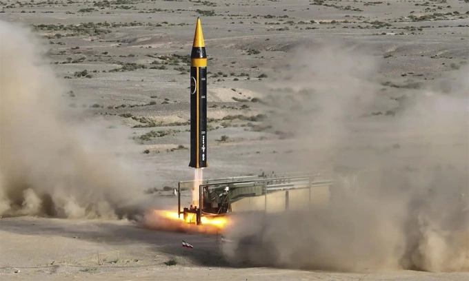 Tên lửa Iran rời bệ phóng trong thử nghiệm vào tháng 5/2023. Ảnh: AP