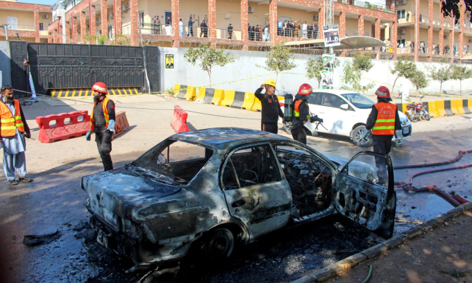 Lính cứu hỏa Pakistan tại hiện trường vụ đánh bom ở thủ đô Islamabad ngày 11/11. Ảnh: AFP