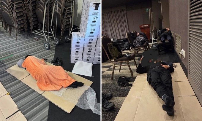 Cảnh sát Hàn Quốc ngủ trên bìa các tông tại nơi nghỉ khi làm nhiệm vụ ở Gyeongju, tỉnh Bắc Gyeongsang trong ảnh công bố ngày 11/11. Ảnh: Công đoàn cảnh sát Hàn Quốc