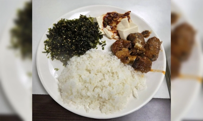 Bữa ăn bị mô tả là tệ hơn cả cơm hộp trong cửa hàng tiện lợi trong ảnh công bố ngày 11/11. Ảnh: Công đoàn cảnh sát Hàn Quốc