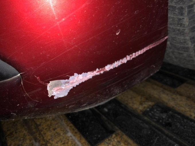 Xe máy gây hư hỏng phần đầu bên lái ôtô có gắn camera hành trình.