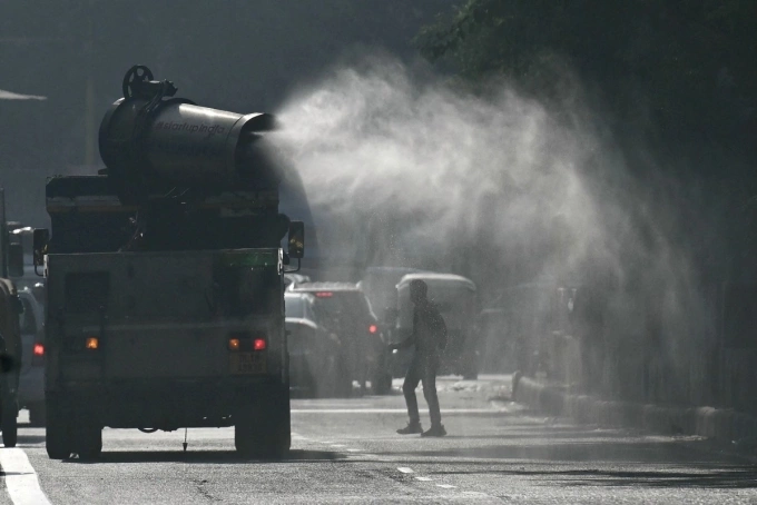Xe phun sương chống khói bụi ở New Delhi ngày 5/11. Ảnh: AFP