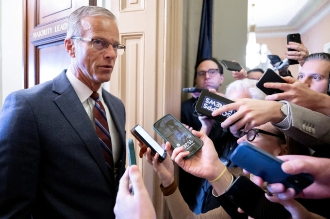 Lãnh đạo phe Cộng hòa tại Thượng viện John Thune trả lời phóng viên tại tòa nhà quốc hội ở thủ đô Washington ngày 10/11. Ảnh: AFP