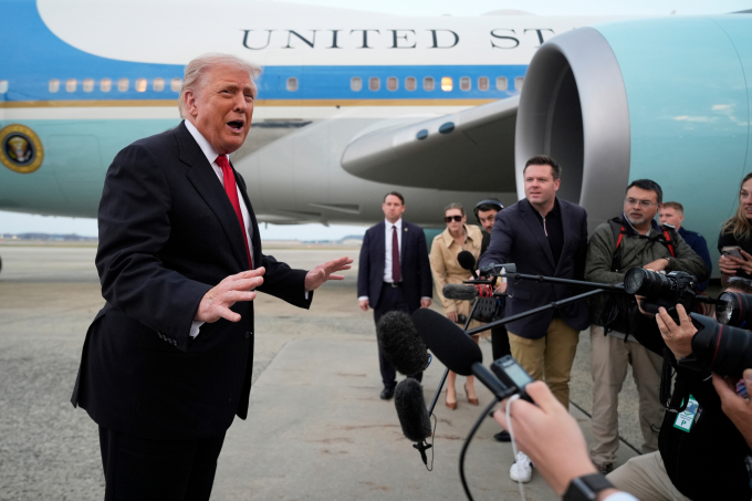 Tổng thống Mỹ Donald Trump trả lời phỏng vấn tại căn cứ chung Andrews, Maryland ngày 9/11. Ảnh: AP