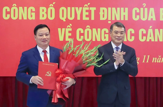 Trưởng Ban Tổ chức Trung ương Lê Minh Hưng trao quyết định, tặng hoa chúc mừng ông Nguyễn Khắc Thận. Ảnh: Đức Hùng