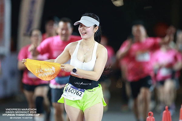 Áo bra phối với quần sáng màu được nữ runner ưa chuộng khi tham dự giải chạy đêm. Ảnh: VnExpress Marathon