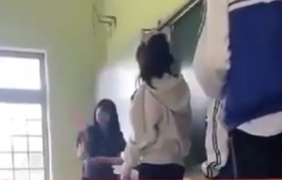 Nữ giáo viên dùng thước nhựa đánh vào tay học sinh nhiều cái. Ảnh: Cắt từ video