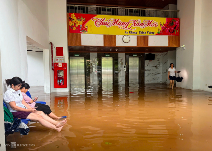 Chung cư Ecohome 1 bị ngập nặng, nước tràn vào thang máy tầng 1 hôm 26/8. Ảnh: Viết Tuân