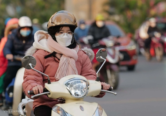 Người Hà Nội trong giá rét mùa đông 2024. Ảnh: Ngọc Thành