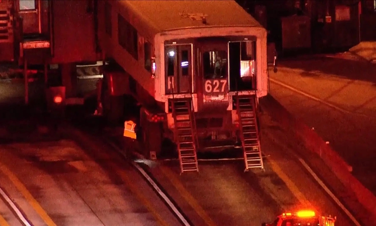 Xe chở khách lao vào sảnh sân bay Mỹ, 18 người bị thương