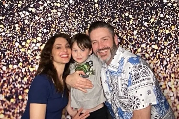 Bé Ronan Kerr chụp ảnh cùng bố mẹ ở San Diego, California. Ảnh: NYP