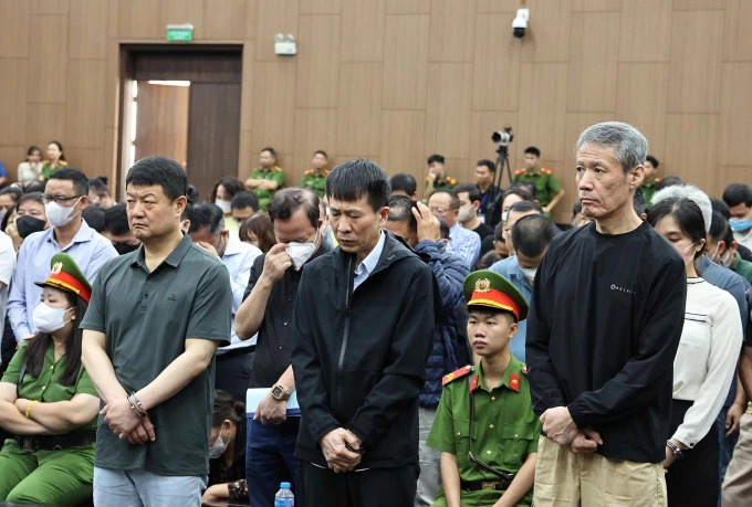 Từ trài qua: Cho Choo Keun, Phan Trường Giang và Choi Jin Bok, ba người bị truy tố tội Tổ chức đánh bạc. Ảnh: Danh Lam