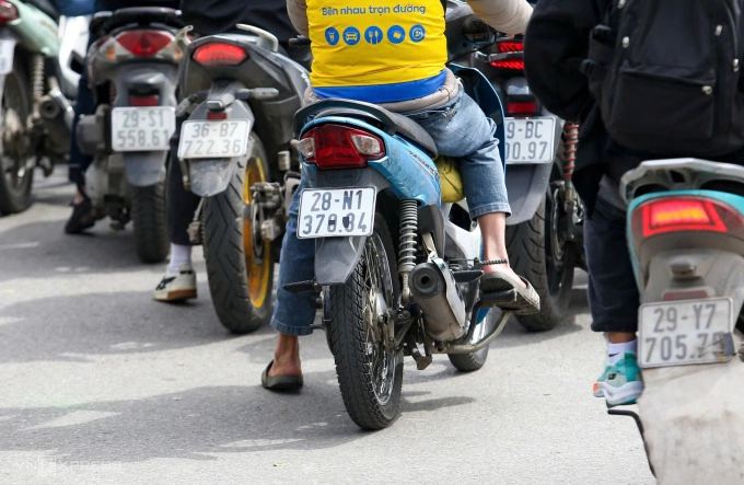 Rất nhiều tài xế xe ôm công nghệ có hành vi che biển số. Ảnh: Việt An